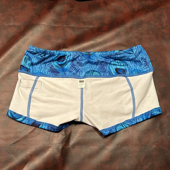 Like new FLEO low rise contour shorts. Size medium. - Picture 4 of 4